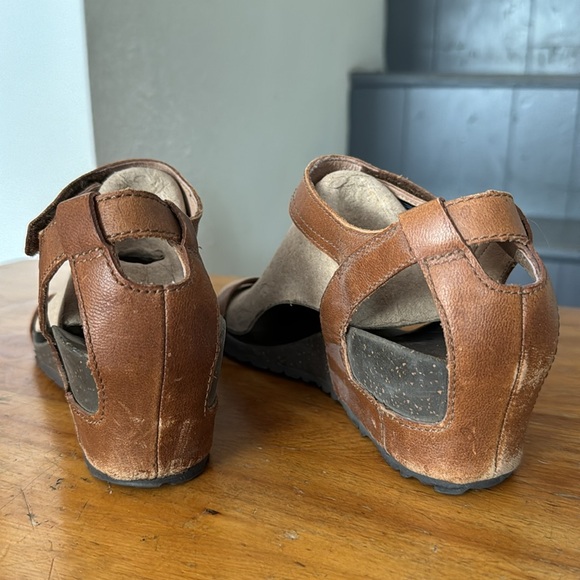 Teva Brown Leather Wedge Sandals W7.5 - Picture 3 of 7